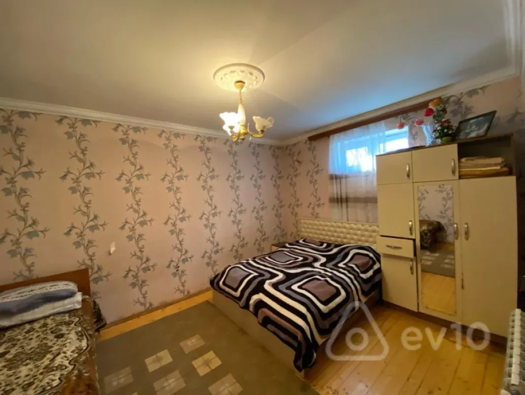 Satılır 8 otaqlı həyət evi 150 m²