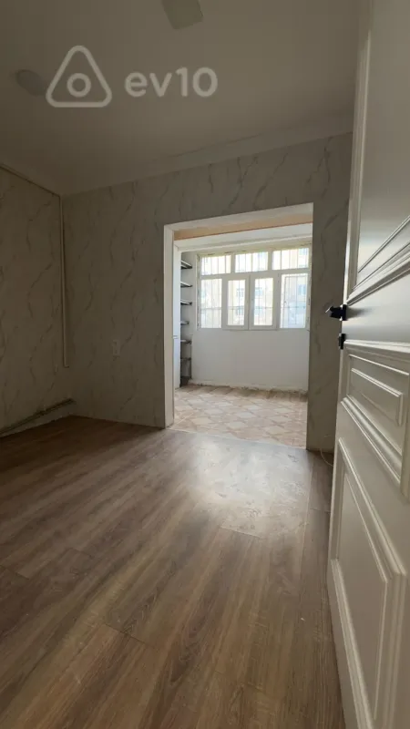 Satılır 2 otaqlı köhnə tikili 67 m²