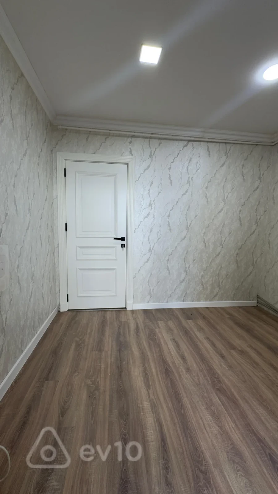 Satılır 2 otaqlı köhnə tikili 67 m²