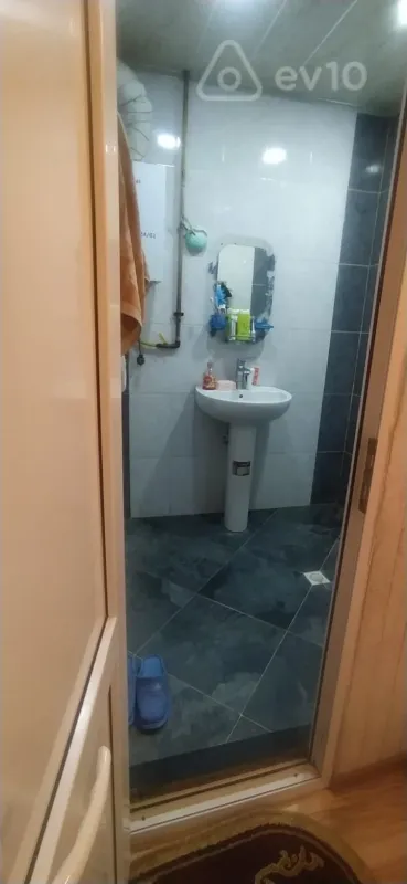 Satılır 2 otaqlı köhnə tikili 75 m²