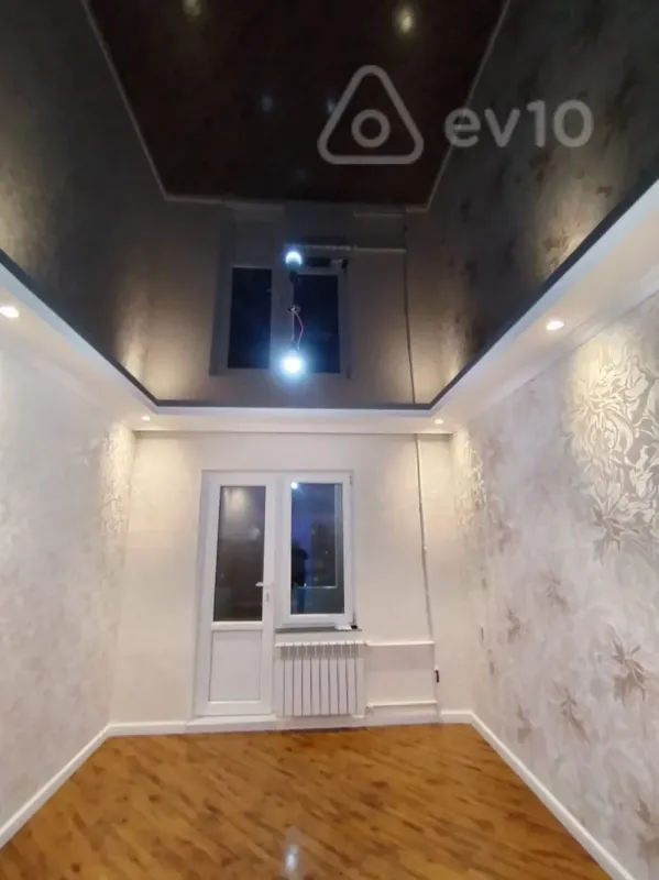 Satılır 2 otaqlı köhnə tikili 64 m²