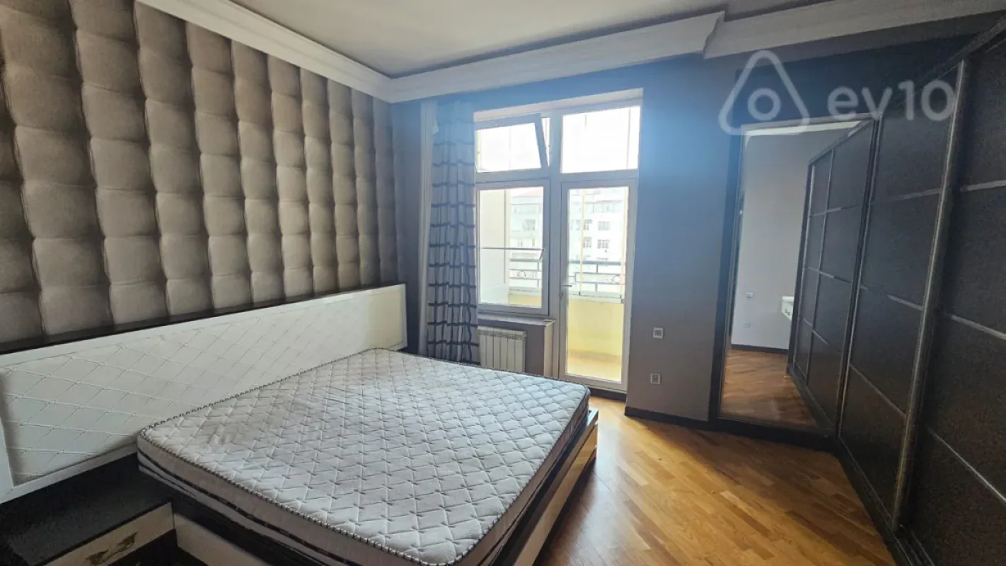 Kirayə verilir 3 otaqlı yeni tikili 155 m²