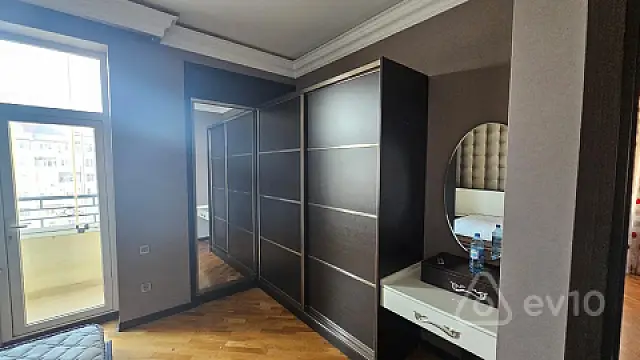 Kirayə verilir 3 otaqlı yeni tikili 155 m²