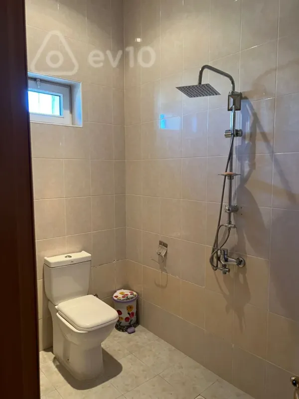 Satılır 7 otaqlı həyət evi 375 m²