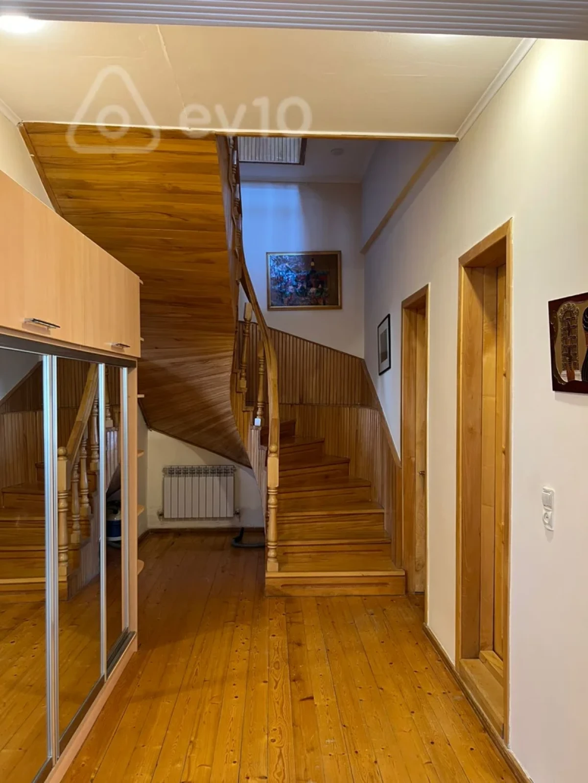 Satılır 7 otaqlı həyət evi 375 m²