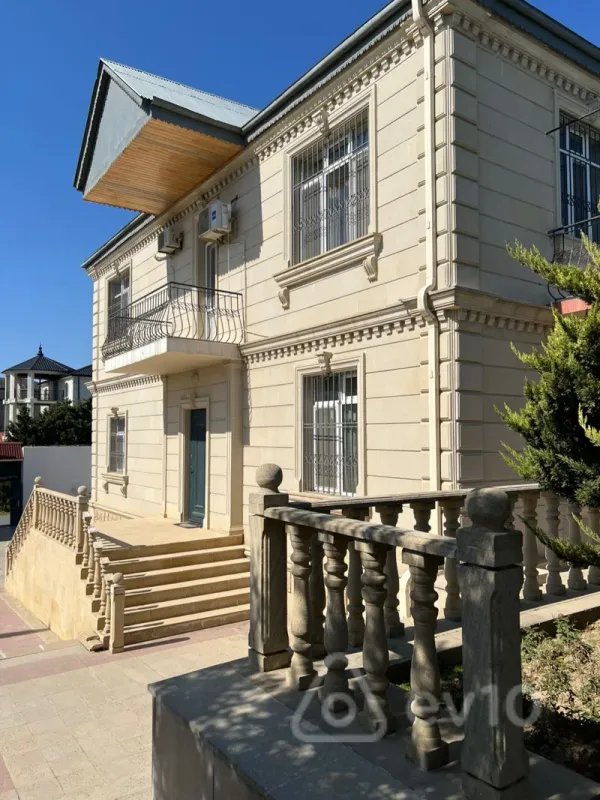 Satılır 7 otaqlı həyət evi 375 m²
