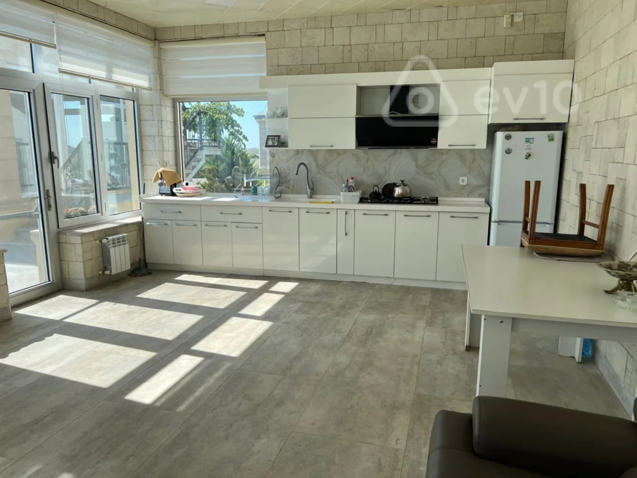 Satılır 7 otaqlı həyət evi 375 m²