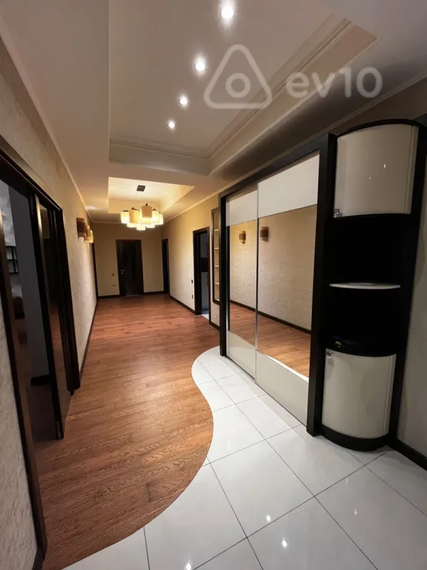 Kirayə verilir 3 otaqlı yeni tikili 158 m²