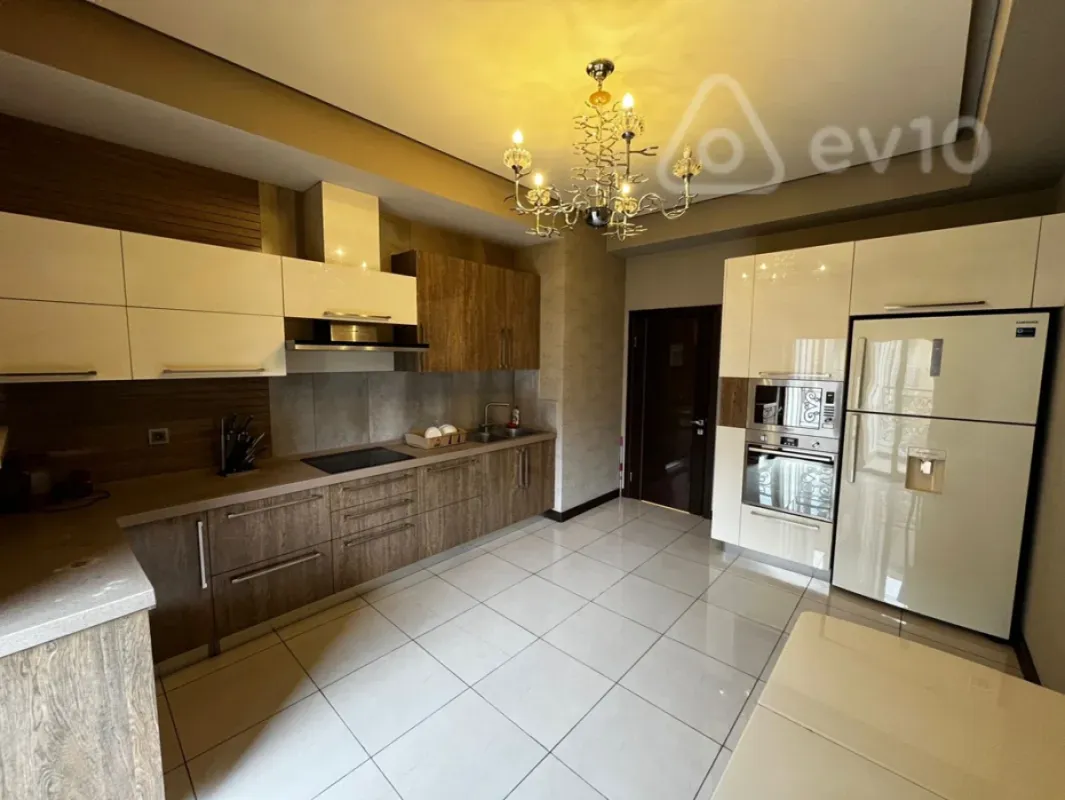 Kirayə verilir 3 otaqlı yeni tikili 158 m²