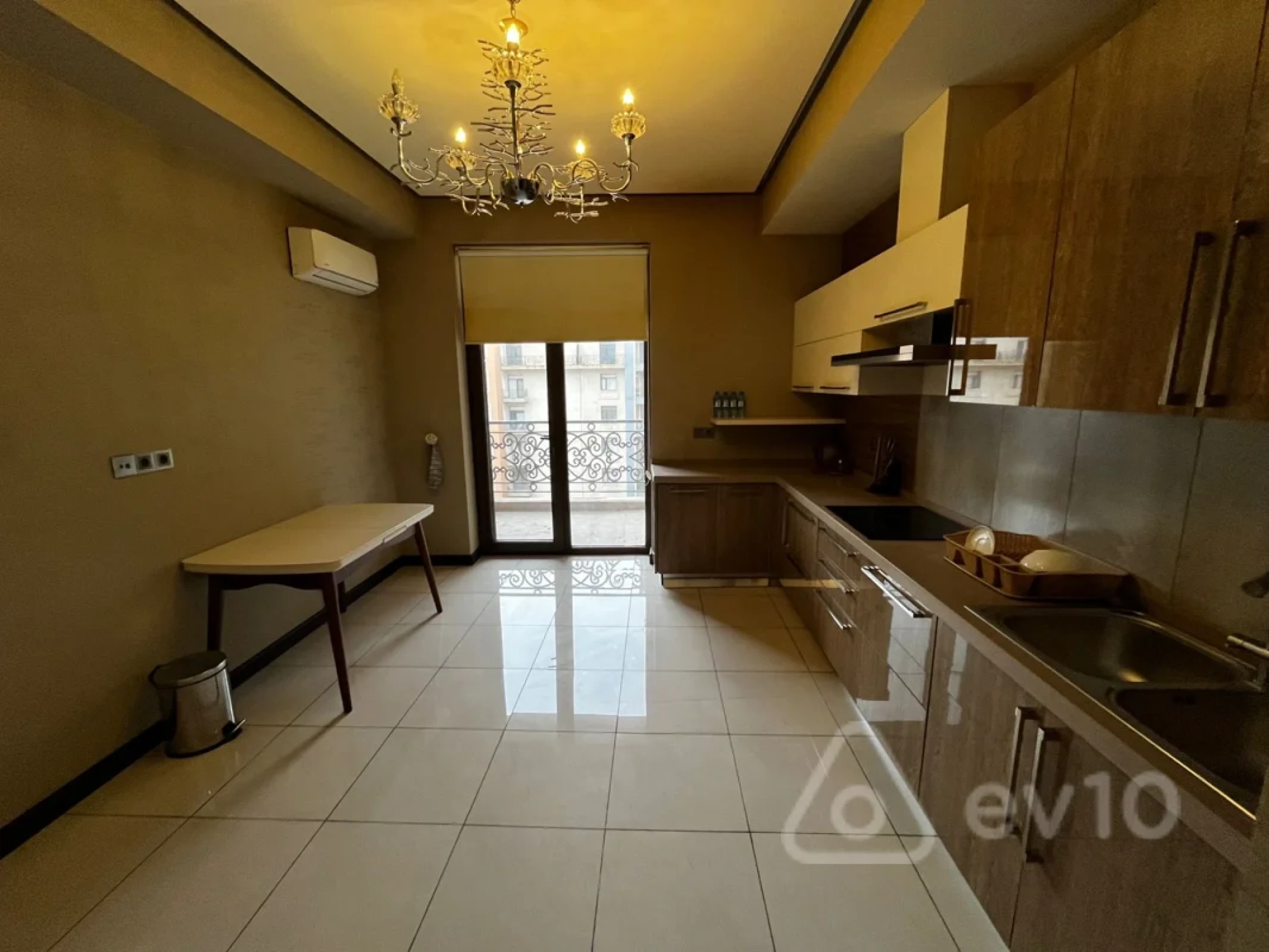 Kirayə verilir 3 otaqlı yeni tikili 158 m²