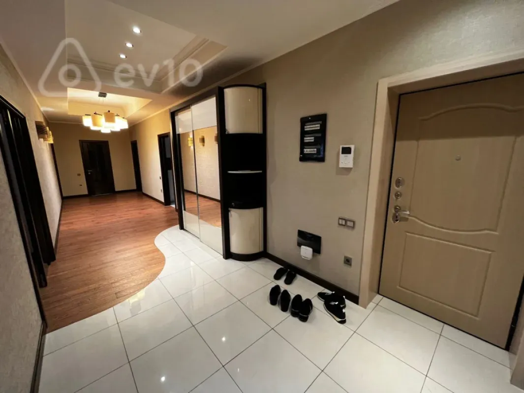 Kirayə verilir 3 otaqlı yeni tikili 158 m²