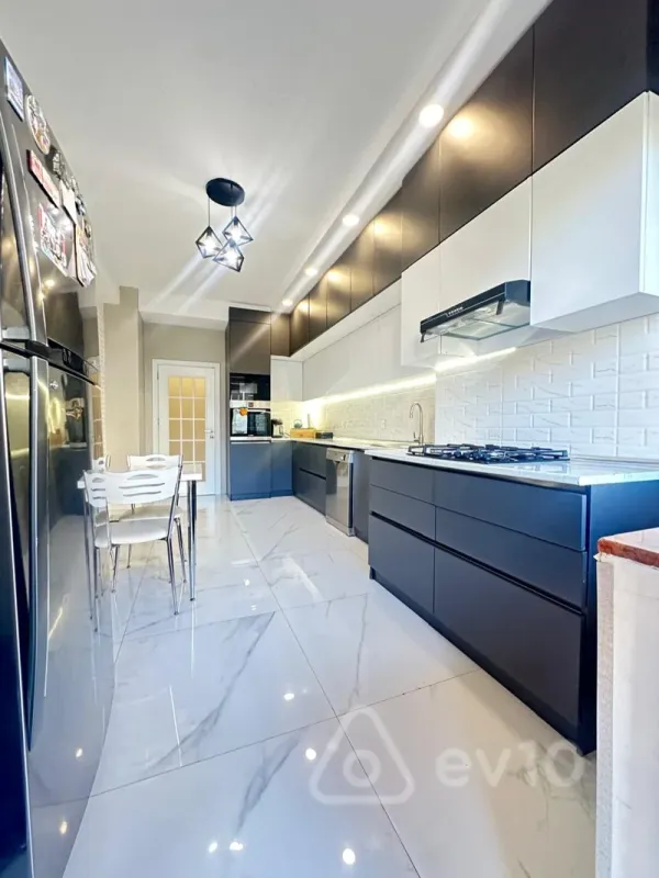 Satılır 3 otaqlı yeni tikili 130 m²