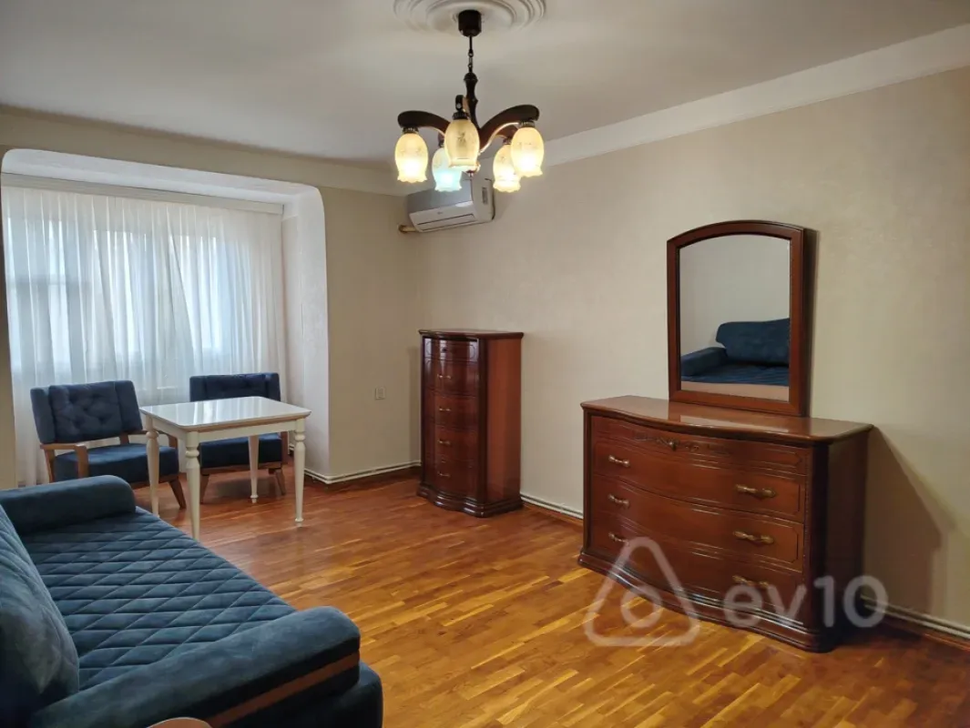 Kirayə verilir 2 otaqlı köhnə tikili 55 m²