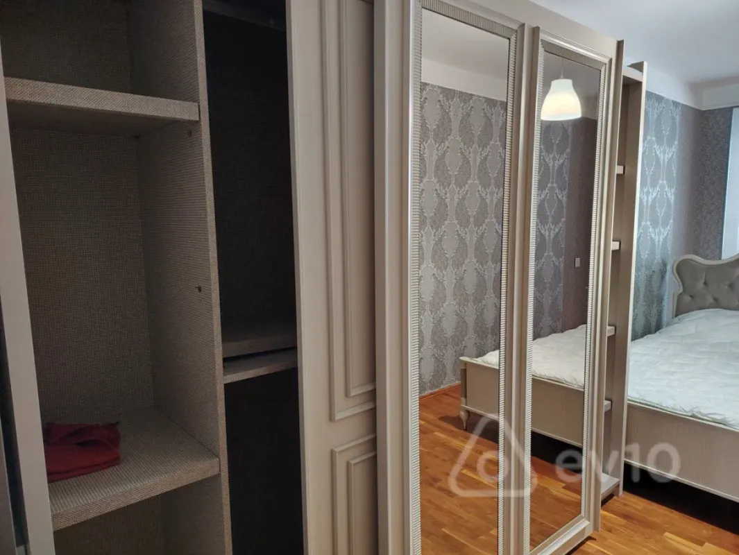 Kirayə verilir 2 otaqlı köhnə tikili 55 m²