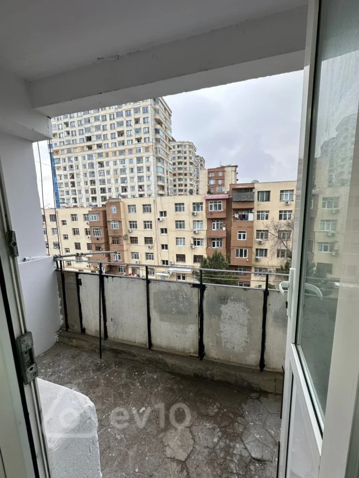 Kirayə verilir 2 otaqlı köhnə tikili 55 m²
