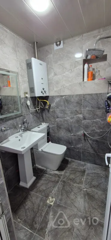 Kirayə verilir 2 otaqlı köhnə tikili 60 m²