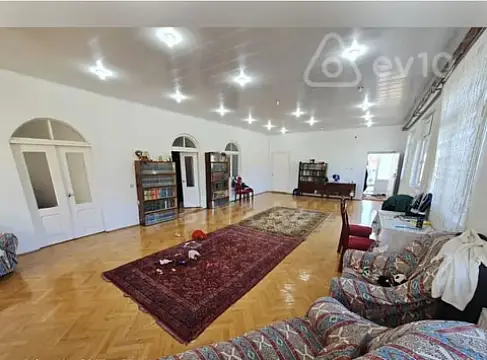Satılır 7 otaqlı həyət evi 500 m²