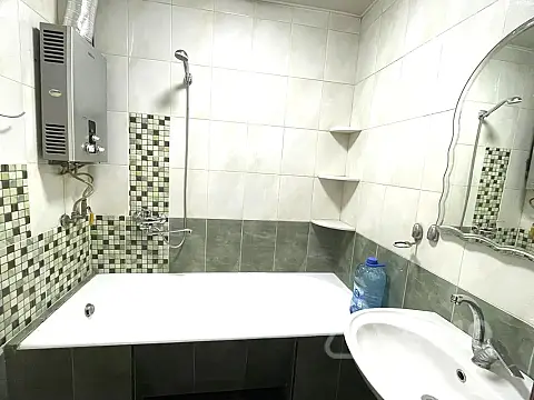 Kirayə verilir 2 otaqlı köhnə tikili 65 m²