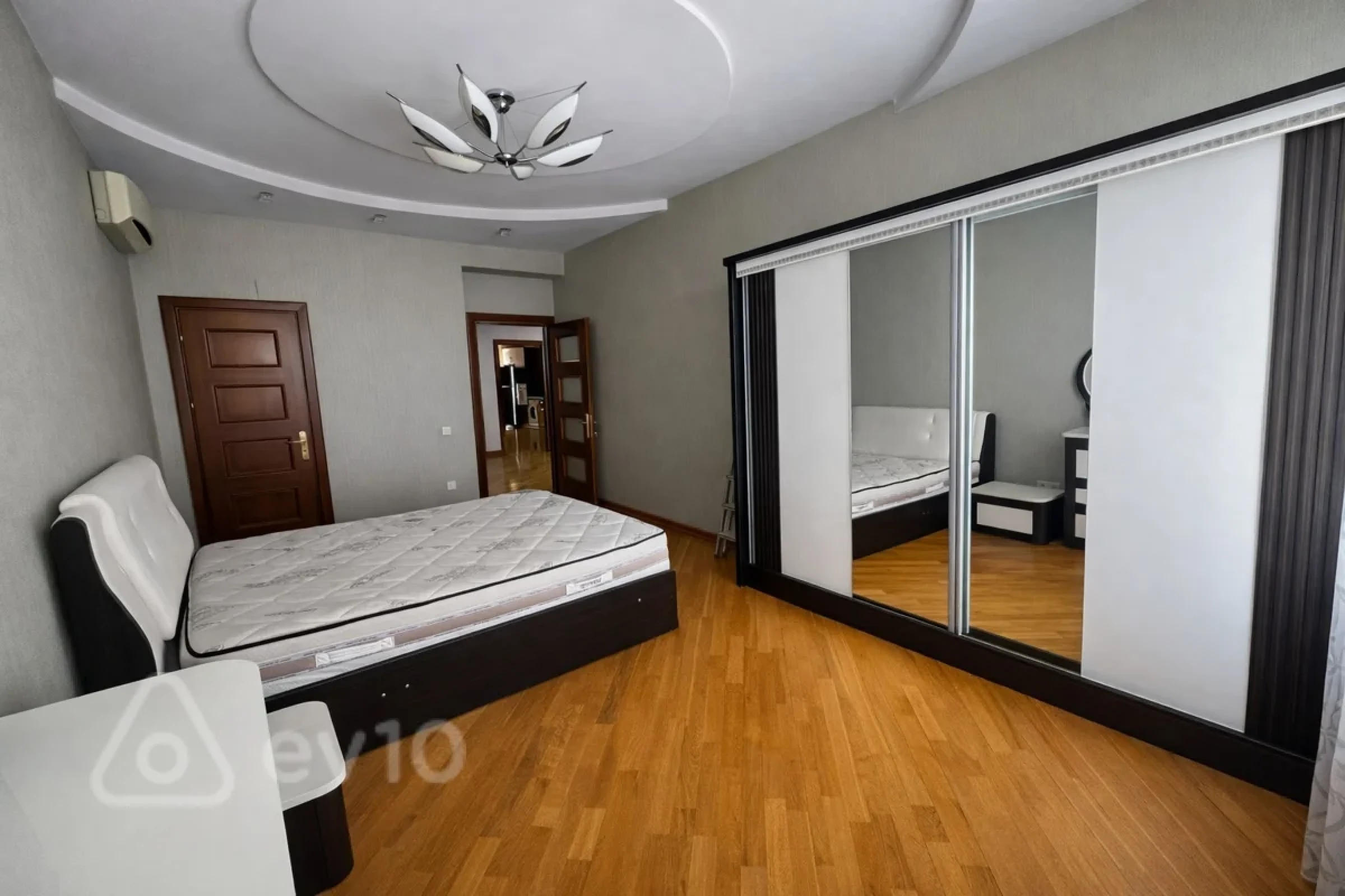 Satılır 3 otaqlı yeni tikili 138 m²