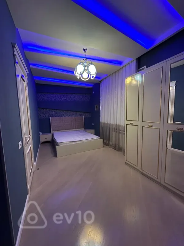 Kirayə verilir 3 otaqlı yeni tikili 150 m²