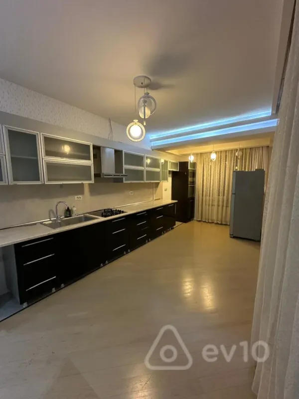 Kirayə verilir 3 otaqlı yeni tikili 150 m²