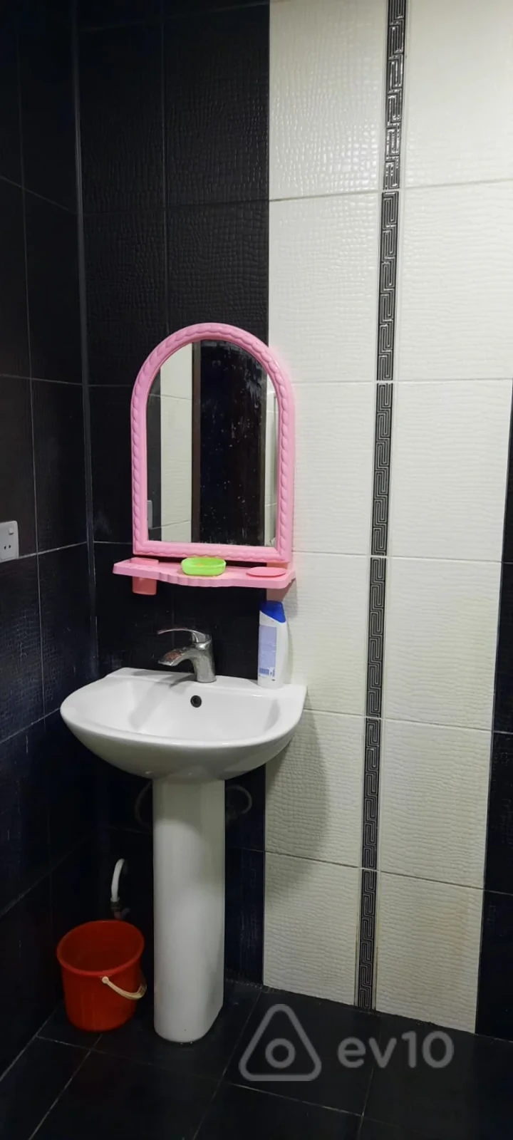 Kirayə verilir 2 otaqlı köhnə tikili 60 m²