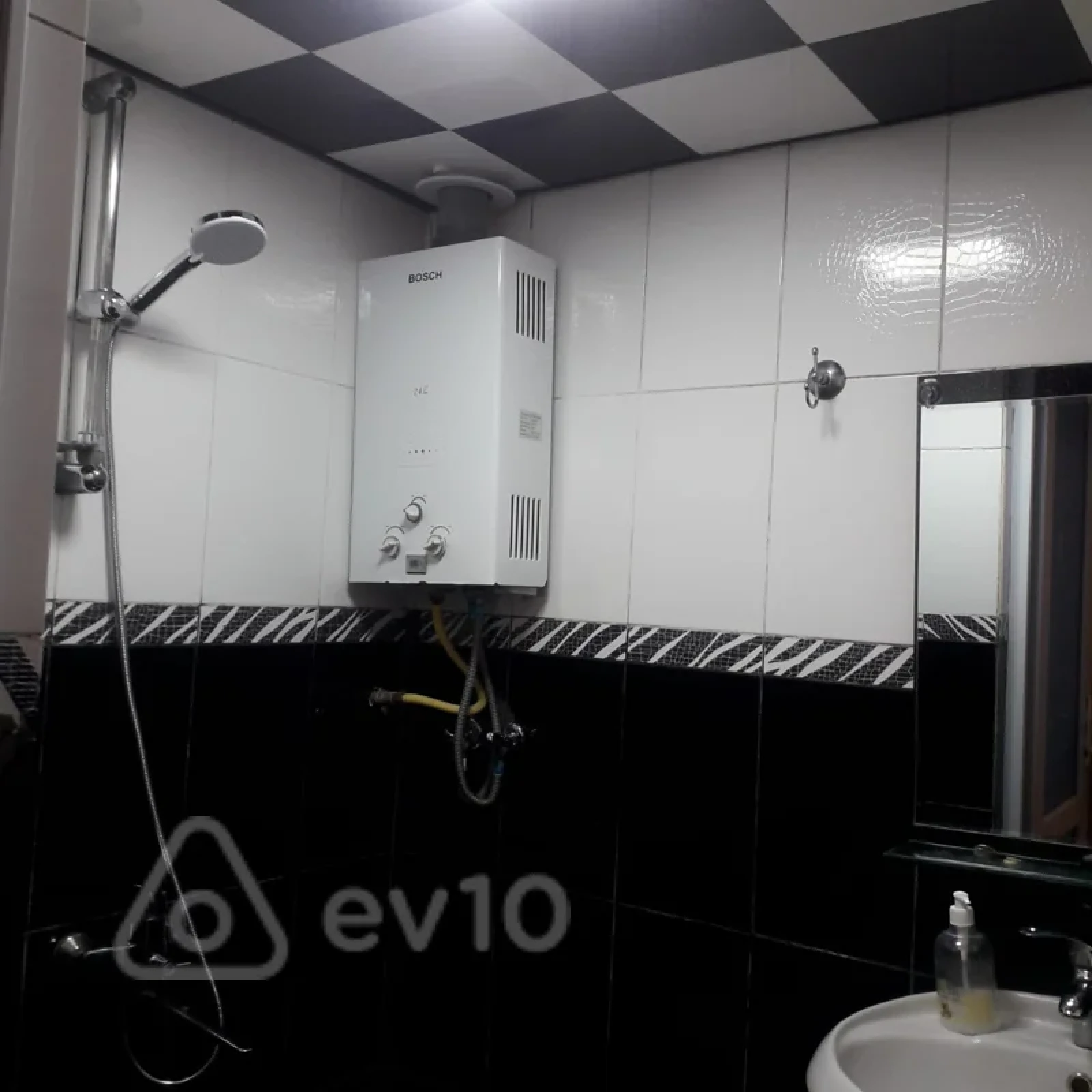 Kirayə verilir 2 otaqlı köhnə tikili 50 m²