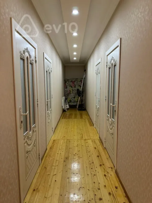 Satılır 6 otaqlı həyət evi 252 m²