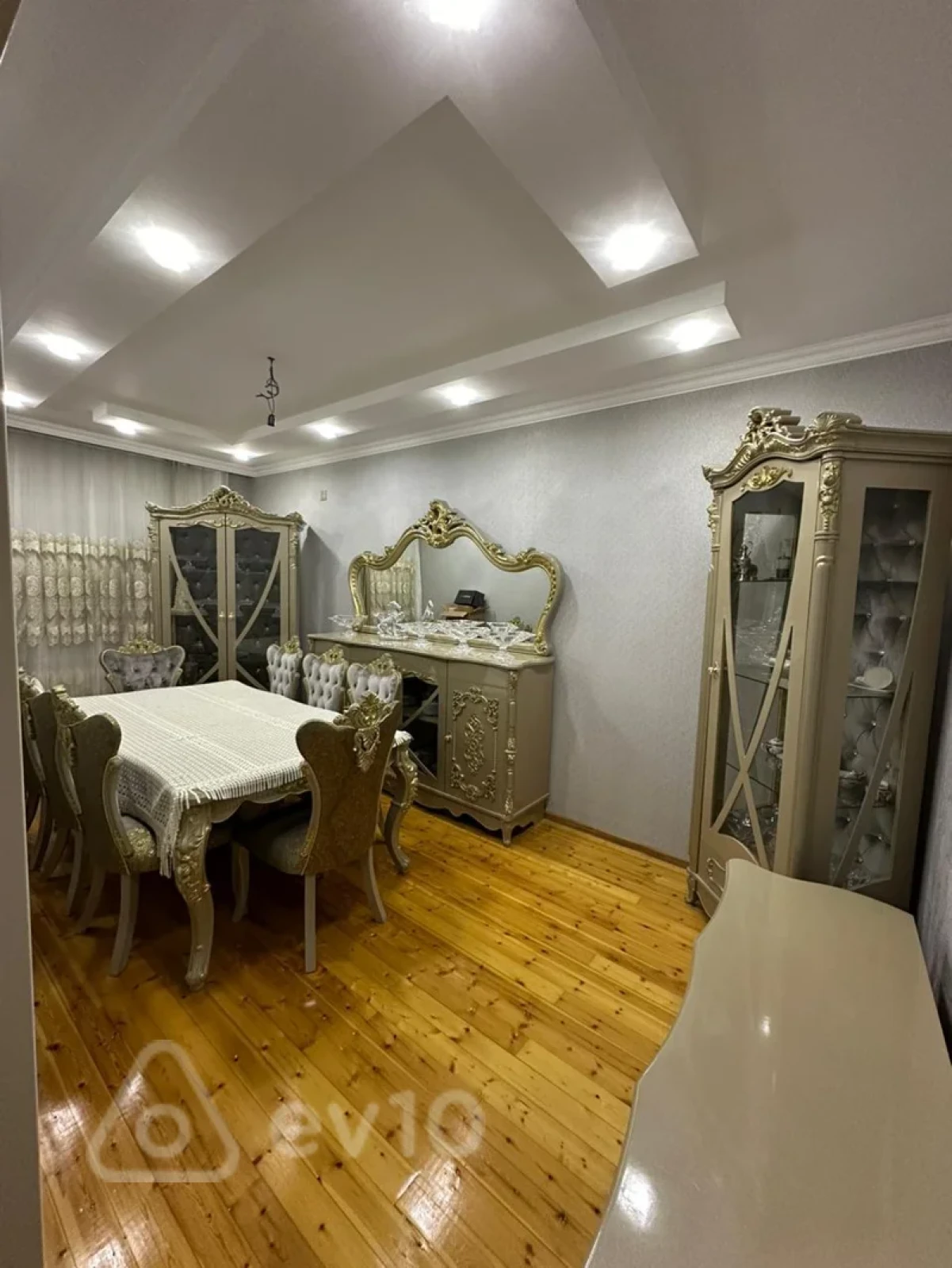 Satılır 6 otaqlı həyət evi 252 m²