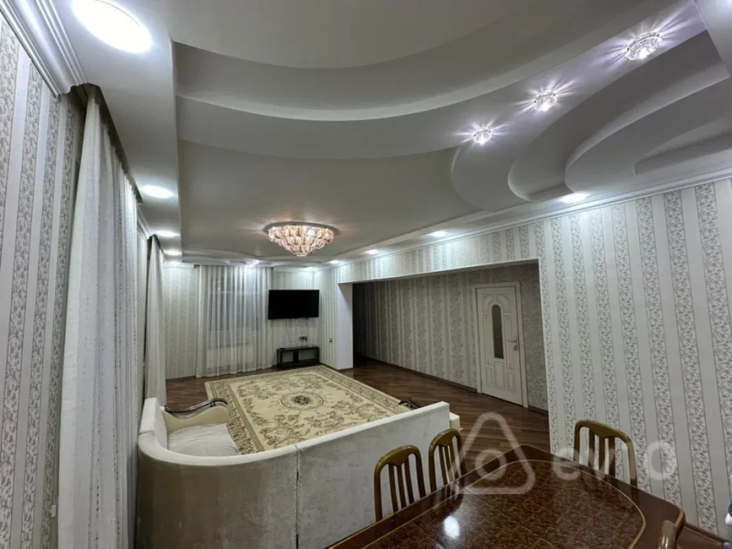 Satılır 6 otaqlı həyət evi 252 m²