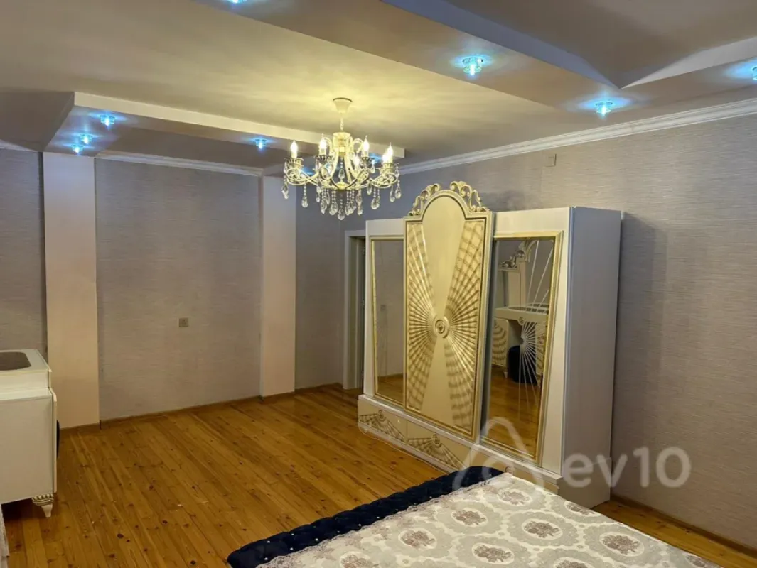 Satılır 6 otaqlı həyət evi 252 m²