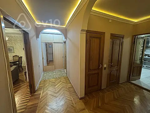 Satılır 4 otaqlı köhnə tikili 110 m²