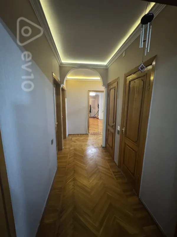 Satılır 4 otaqlı köhnə tikili 110 m²