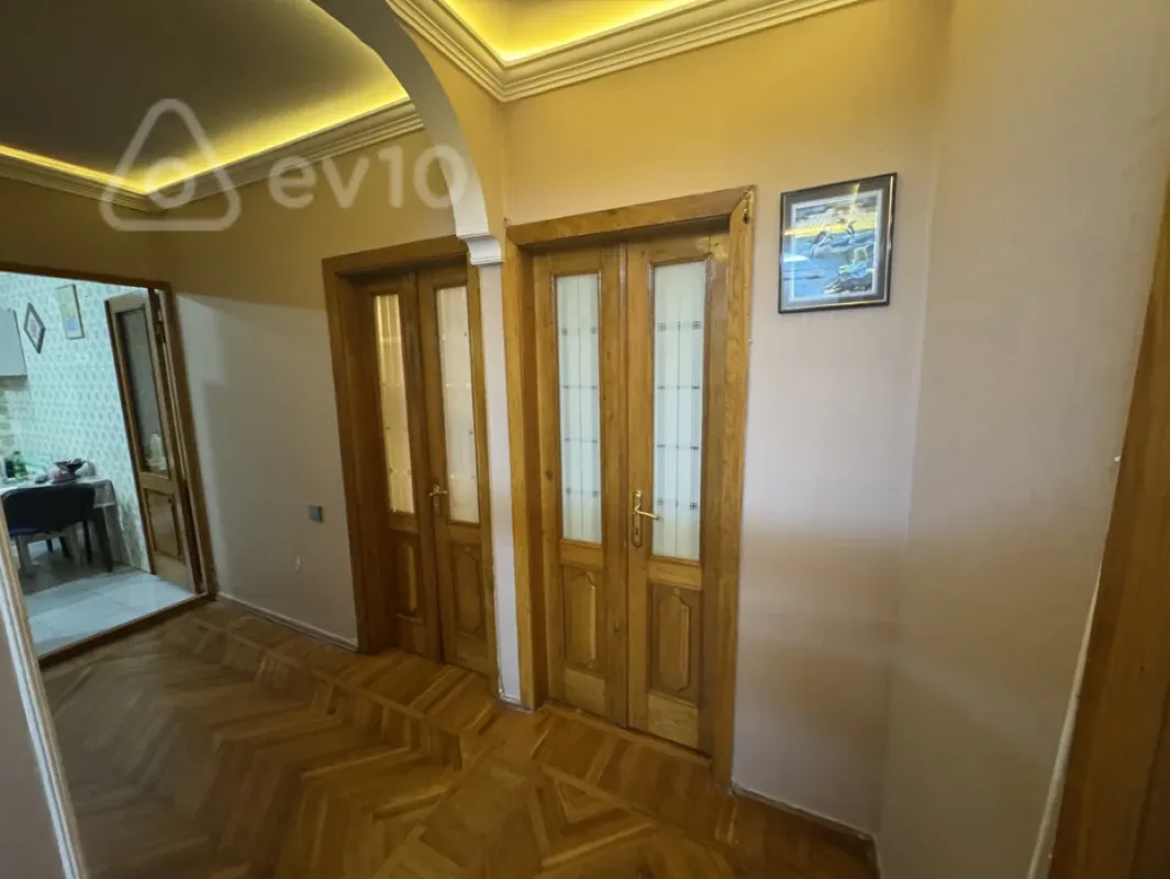 Satılır 4 otaqlı köhnə tikili 110 m²
