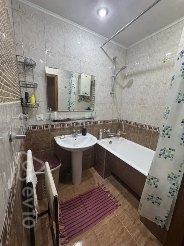 Satılır 4 otaqlı köhnə tikili 110 m²