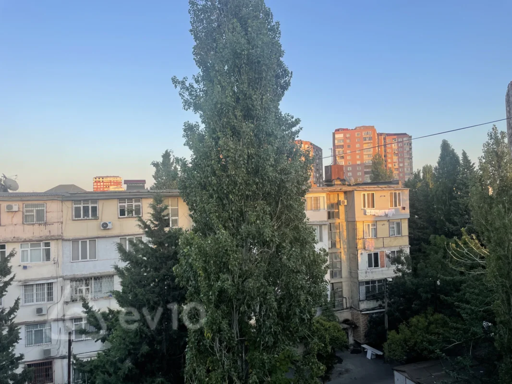 Satılır 4 otaqlı köhnə tikili 110 m²