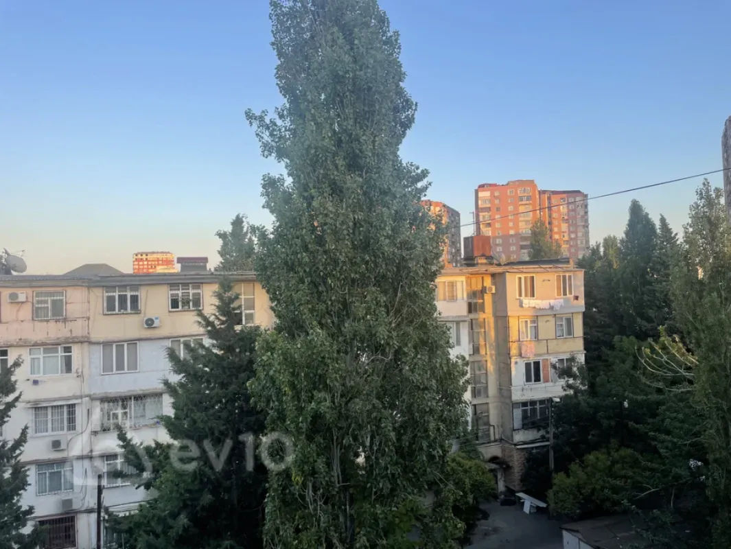 Satılır 4 otaqlı köhnə tikili 110 m²