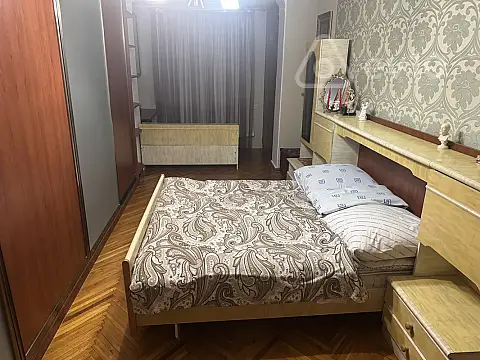 Satılır 4 otaqlı köhnə tikili 110 m²