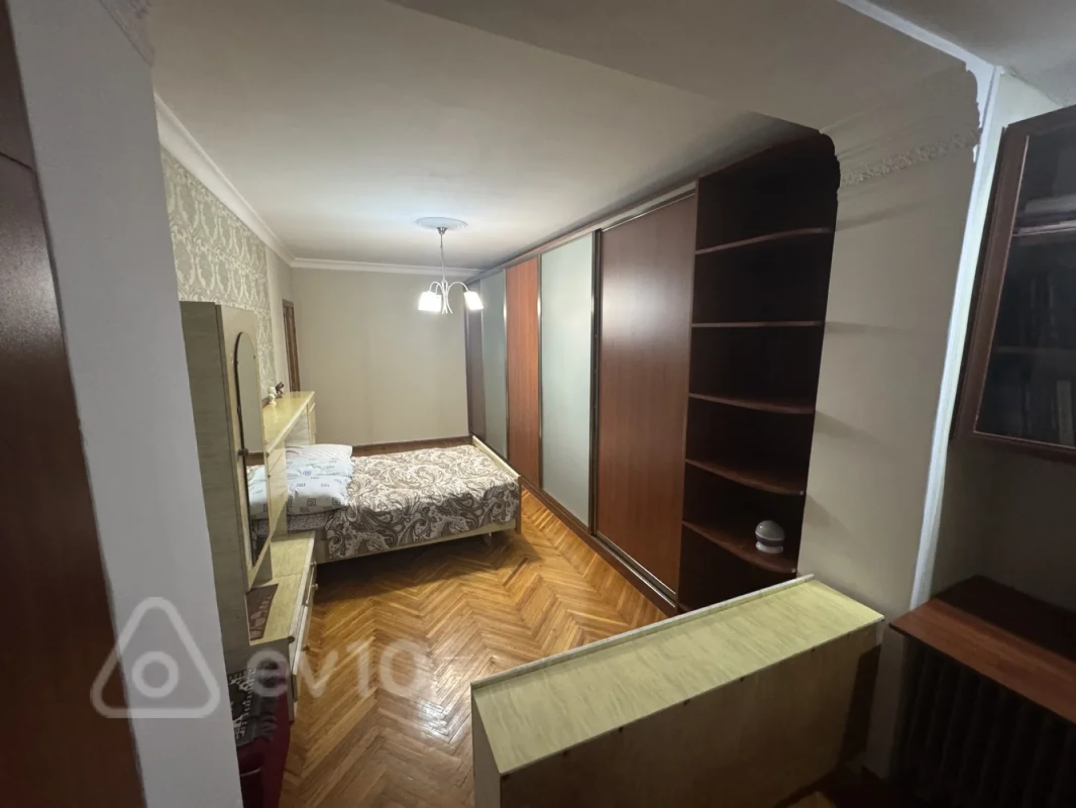 Satılır 4 otaqlı köhnə tikili 110 m²