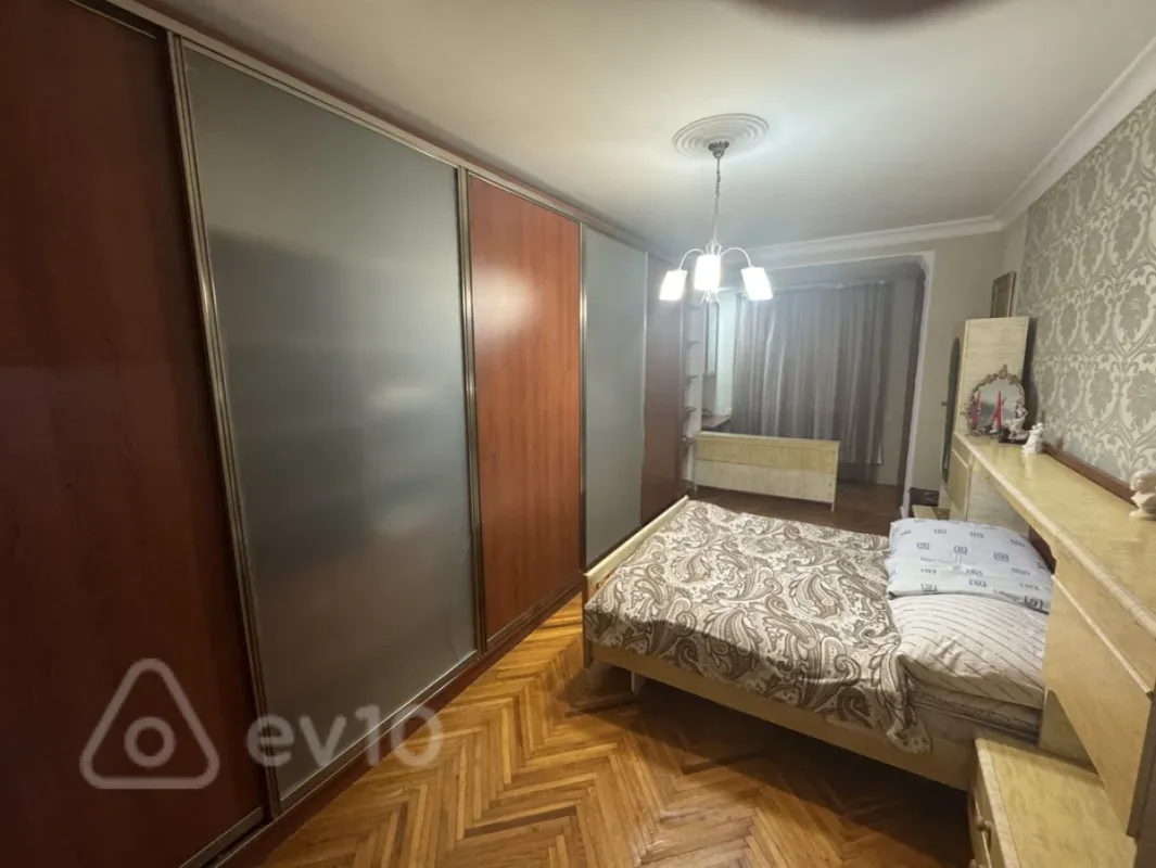 Satılır 4 otaqlı köhnə tikili 110 m²