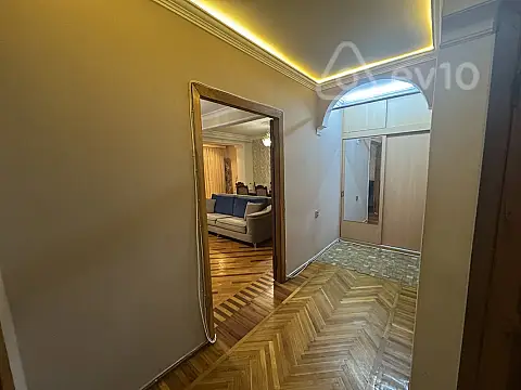 Satılır 4 otaqlı köhnə tikili 110 m²