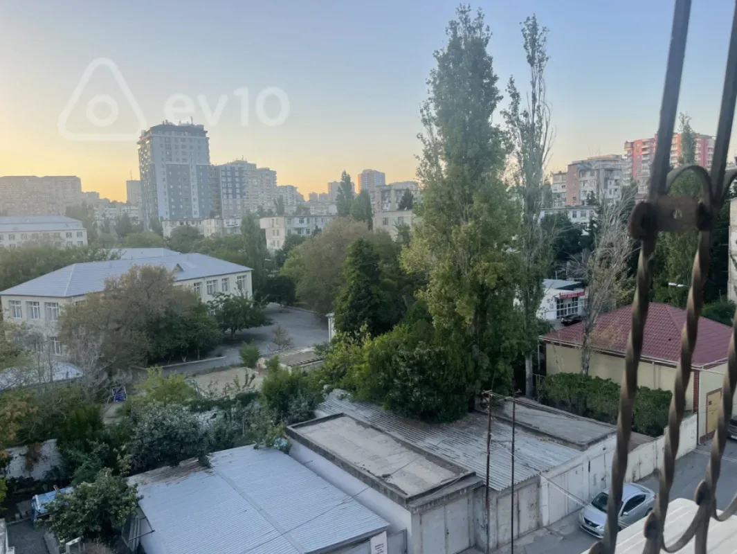 Satılır 4 otaqlı köhnə tikili 110 m²