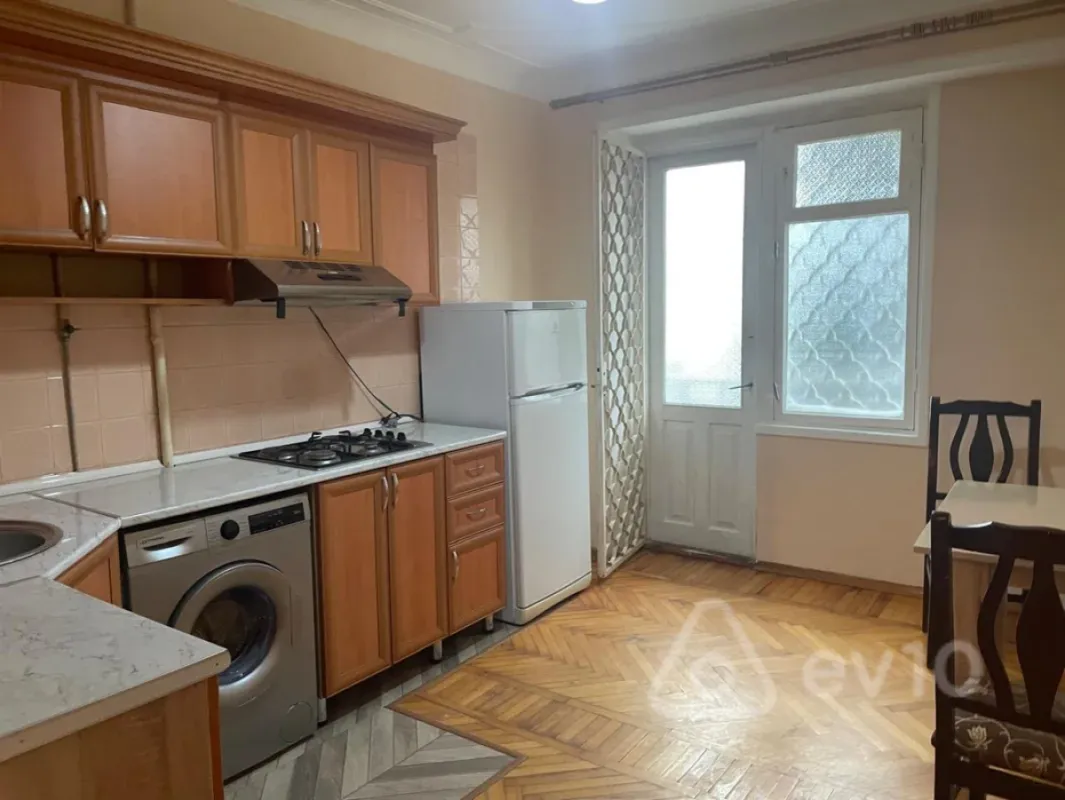 Kirayə verilir 2 otaqlı köhnə tikili 65 m²