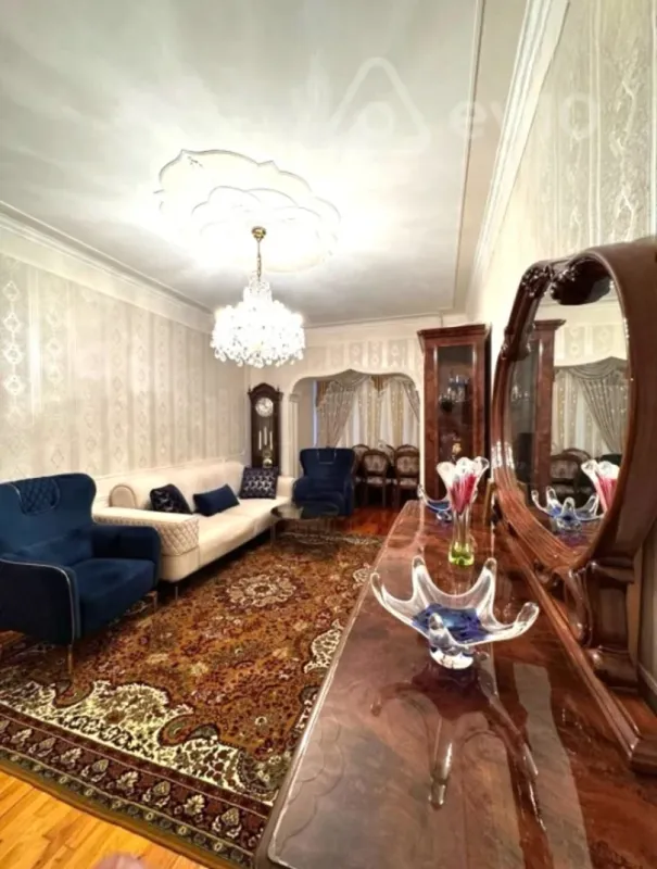 Satılır 4 otaqlı köhnə tikili 110 m²