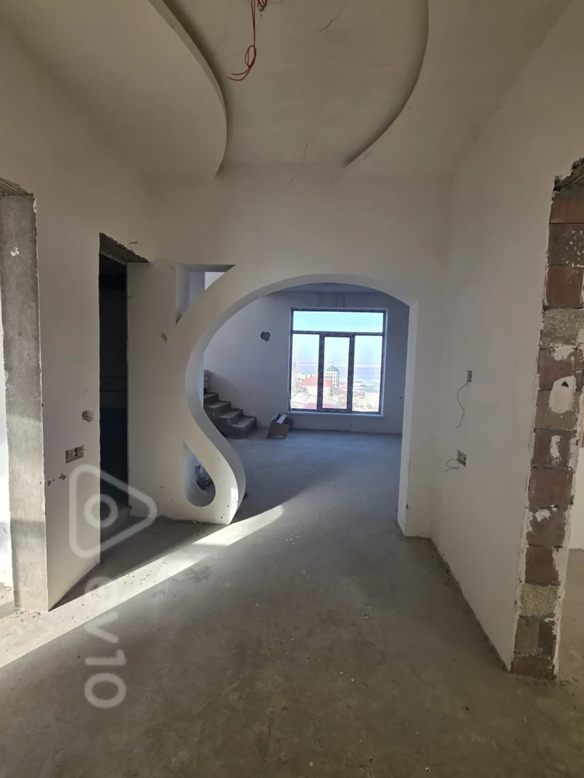 Satılır 5 otaqlı həyət evi 300 m²