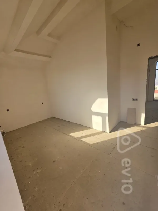 Satılır 5 otaqlı həyət evi 300 m²