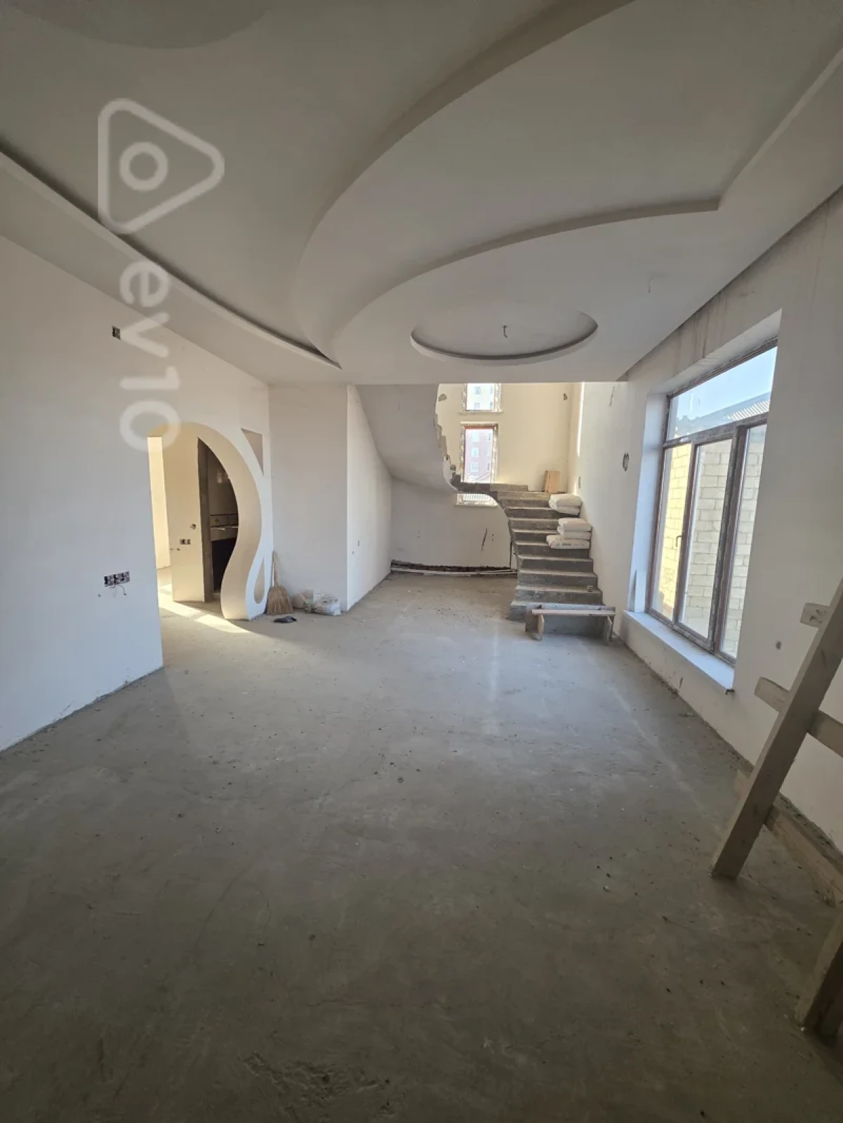 Satılır 5 otaqlı həyət evi 300 m²
