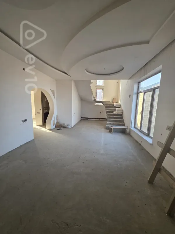 Satılır 5 otaqlı həyət evi 300 m²