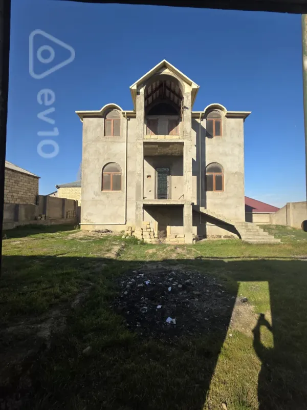 Satılır 5 otaqlı həyət evi 300 m²