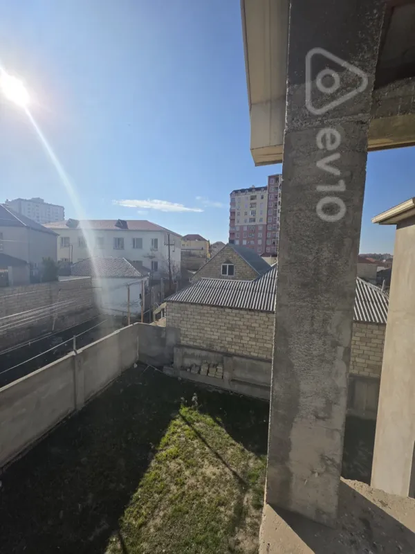 Satılır 5 otaqlı həyət evi 300 m²